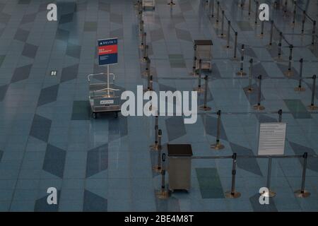 Tokio, Japan. April 2020. Ein Schild für den Check-in von Delta Airlines an den Schaltern auf der Abflughalle des Tokyo International Airport in Haneda in Tokio, Japan, 12. April 2020. Der japanische Premierminister Shinzo Abe erklärte angesichts der Zunahme von Coronavirus- und COVID-19-Infektionen für mindestens einen Monat den Ausnahmezustand. Kredit: Aflo Co. Ltd./Alamy Live News Stockfoto