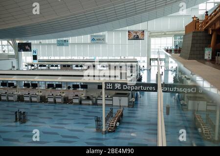 Tokio, Japan. April 2020. Geschlossene Check-in-Schalter auf der Abflughalle des Tokyo International Airport in Haneda in Tokio, Japan, 12. April 2020. Der japanische Premierminister Shinzo Abe erklärte angesichts der Zunahme von Coronavirus- und COVID-19-Infektionen für mindestens einen Monat den Ausnahmezustand. Kredit: Aflo Co. Ltd./Alamy Live News Stockfoto