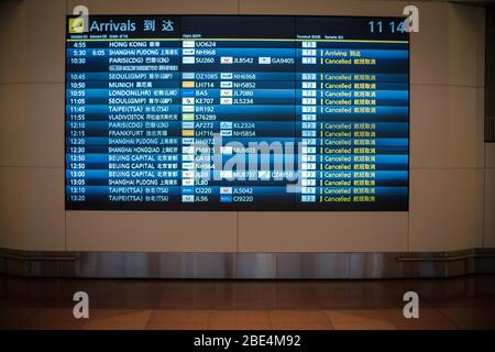 Tokio, Japan. April 2020. Auf einem Bildschirm werden stornierte Flüge auf der Ankunftsebene des Tokyo International Airport in Haneda in Tokio, Japan, am 12. April 2020 angezeigt. Der japanische Premierminister Shinzo Abe erklärte angesichts der Zunahme von Coronavirus- und COVID-19-Infektionen für mindestens einen Monat den Ausnahmezustand. Kredit: Aflo Co. Ltd./Alamy Live News Stockfoto