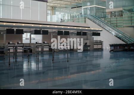 Tokio, Japan. April 2020. Geschlossene Check-in-Schalter auf der Abflughalle des Tokyo International Airport in Haneda in Tokio, Japan, 12. April 2020. Der japanische Premierminister Shinzo Abe erklärte angesichts der Zunahme von Coronavirus- und COVID-19-Infektionen für mindestens einen Monat den Ausnahmezustand. Kredit: Aflo Co. Ltd./Alamy Live News Stockfoto