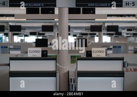 Tokio, Japan. April 2020. Geschlossene Check-in-Schalter auf der Abflughalle des Tokyo International Airport in Haneda in Tokio, Japan, 12. April 2020. Der japanische Premierminister Shinzo Abe erklärte angesichts der Zunahme von Coronavirus- und COVID-19-Infektionen für mindestens einen Monat den Ausnahmezustand. Kredit: Aflo Co. Ltd./Alamy Live News Stockfoto