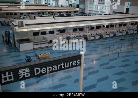 Tokio, Japan. April 2020. Geschlossene Check-in-Schalter auf der Abflughalle des Tokyo International Airport in Haneda in Tokio, Japan, 12. April 2020. Der japanische Premierminister Shinzo Abe erklärte angesichts der Zunahme von Coronavirus- und COVID-19-Infektionen für mindestens einen Monat den Ausnahmezustand. Kredit: Aflo Co. Ltd./Alamy Live News Stockfoto