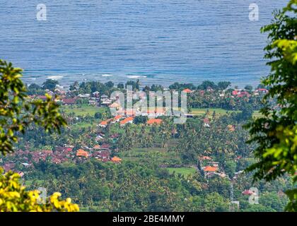 Horizontale Luftaufnahme von Lovina in Bali, Indonesien. Stockfoto