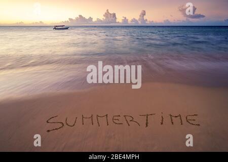 Handgeschriebene Sommerzeit am Sandstrand bei Sonnenuntergang, Relax und Sommer Konzept, Dominikanische republik Strand. Stockfoto