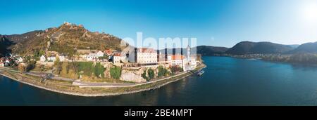 Dorf und Burg Dünstein in der Wachau, Niederösterreich. Landschaftlich reizvolle Wahrzeichen Europas. Stockfoto