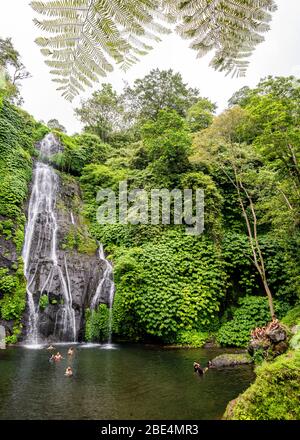 Vertikale Ansicht der Touristen, die die Banyumala Wasserfälle in Bali, Indonesien genießen. Stockfoto