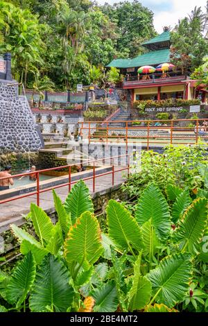 Vertikale Ansicht der Banjar Hot Springs in Bali, Indonesien. Stockfoto