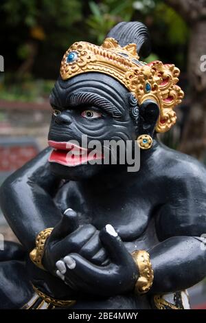 Vertikale Nahaufnahme einer Tualen-Statue in Bali, Indonesien. Stockfoto