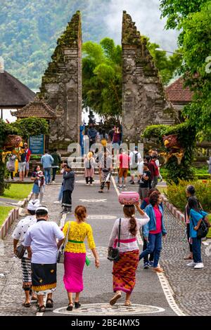 Vertikale Ansicht von Menschen, die die berühmte Pura Ulun Danu Beratan in Bali, Indonesien besuchen. Stockfoto
