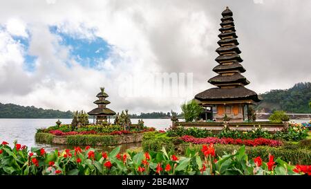 Horizontales Panorama der ikonischen Pura Ulun Danu Beratan in Bali, Indonesien. Stockfoto