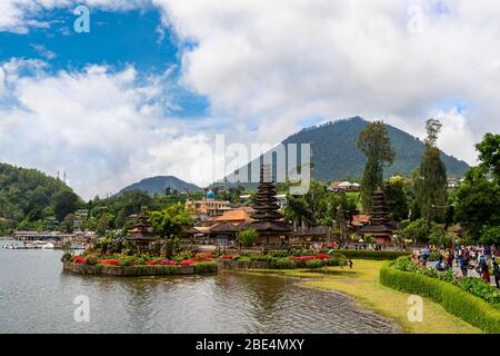 Horizontale Ansicht der ikonischen Pura Ulun Danu Beratan in Bali, Indonesien. Stockfoto