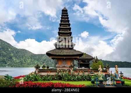 Horizontale Nahaufnahme der ikonischen Pura Ulun Danu Beratan in Bali, Indonesien. Stockfoto