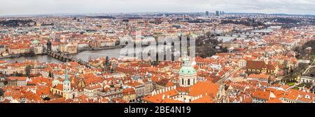 Prager Panorama, Blick auf Dächer und Brücken über die Moldau vom Turm der St. Veits Kathedrale Stockfoto