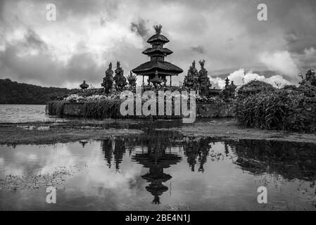 Horizontale Ansicht der ikonischen Pura Ulun Danu Beratan in Bali, Indonesien. Stockfoto