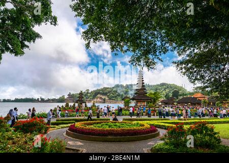 Horizontale Ansicht der ikonischen Pura Ulun Danu Beratan in Bali, Indonesien. Stockfoto