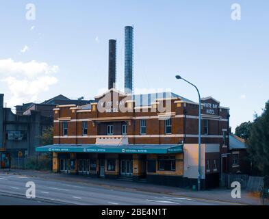 White Bay Hotel Rozelle Sydney, mit verlassenen White Bay Kraftwerk dahinter. Das Hotel wurde 2010 abgerissen Stockfoto
