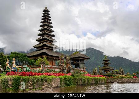 Horizontale Ansicht der ikonischen Pura Ulun Danu Beratan in Bali, Indonesien. Stockfoto