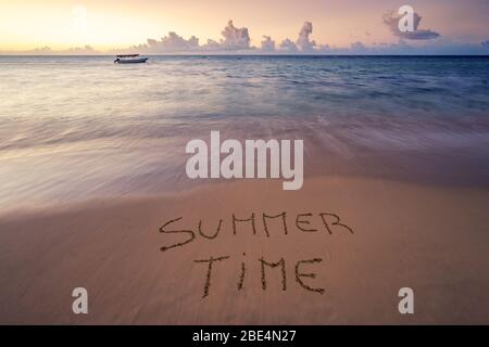 Handgeschriebene Sommerzeit am Sandstrand bei Sonnenuntergang, Relax und Sommer Konzept, Dominikanische republik Strand. Stockfoto