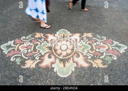 Horizontale Ansicht eines wunderschönen Mosaik auf dem Pflaster der ikonischen Pura Ulun Danu Beratan in Bali, Indonesien. Stockfoto