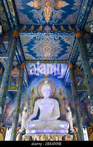 Buddha Statue im Inneren des Wat Rong Seur Ten (Blauer Tempel), Chiang Rai, Thailand, Asien Stockfoto