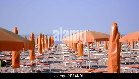 Die Sonnenschirme am Strand lassen sich noch nicht öffnen Stockfoto