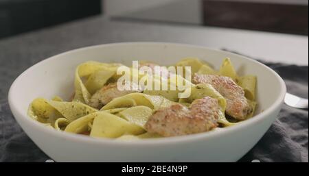 Tagliatelle mit Huhn und Pesto Stockfoto