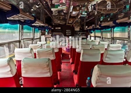 Innenansicht eines leeren Reisebuses in Chiang Rai, Thailand, Asien Stockfoto