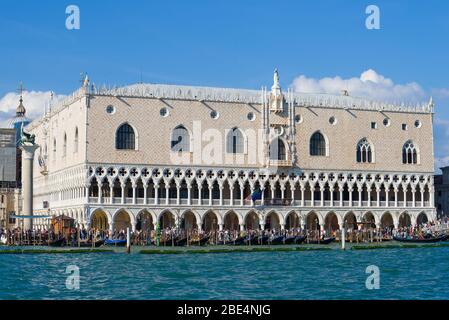 VENEDIG, ITALIEN - 26. SEPTEMBER 2017: Dogenpalast an einem sonnigen Septembertag Stockfoto