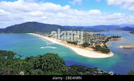 Landschaftlich schöne Aussicht auf Pauanui vom Mount Paku Lookout, Coromandel Peninsula, Neuseeland Stockfoto