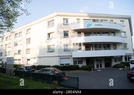 (200412) -- LA VARENNE-SAINT HILAIRE, 12. April 2020 (Xinhua) -- das Foto vom 10. April 2020 zeigt ein Altenpflegeheim in La Varenne-Saint Hilaire, Frankreich. Mit 353 Todesfällen im Krankenhaus und 290 Todesfällen in Pflegeheimen in den letzten 24 Stunden hat die Gesamtzahl der Todesfälle durch das Virus-verursachte COVID-19 in Frankreich 13,832 erreicht, teilte Gesundheitsdirektor Jerome Salomon am Samstag mit. (Foto von Jack Chan/Xinhua) Stockfoto