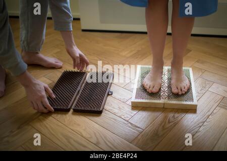 Die Füße des Yogis sind auf Nägeln. Gesunder Lebensstil. Stockfoto