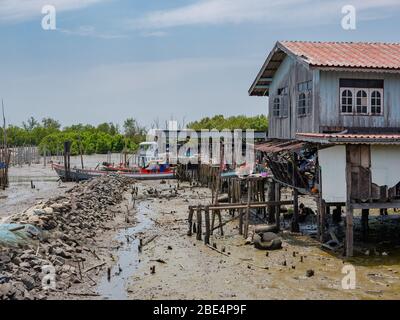 Haus und Fischerboot in Samae Khao, einem Fischerdorf am Golf von Thailand in der Provinz Chachoengsao, Thailand. Dies ist eine von mehreren kleinen Fischen Stockfoto