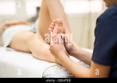 Medizinische Massage am Fuß in einem Physiotherapiezentrum Stockfoto