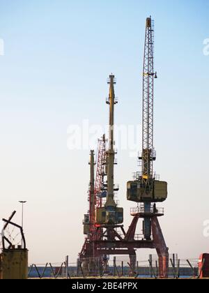 Verschiedene Krane im Hafen von Heraklion, Kreta, Griechenland. Stockfoto