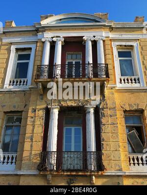 Neoklassizistisches Gebäude in schlechtem Zustand, gelegen in Heraklion, Kreta, Griechenland. Stockfoto
