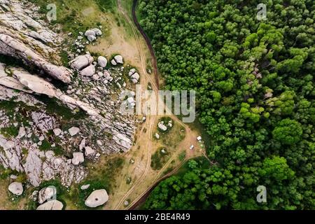 Sommer Camping in der Natur. Felsen und Wald. Vogelperspektive. Berge von Kent. Kasachstan Stockfoto