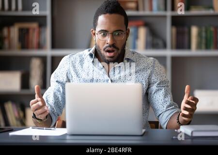 Frustrierte junge, gemischte Rasse, die sich Sorgen um das Problem macht. Stockfoto