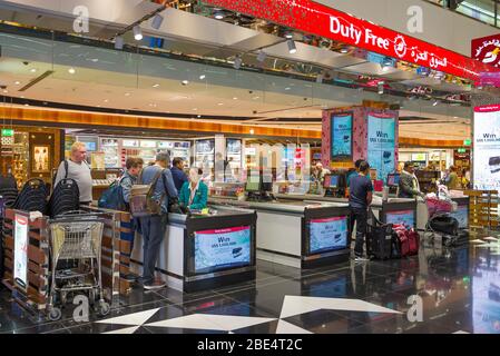 DUBAI, VAE - 02. FEBRUAR 2020: Auf dem Duty-Free-Shop des Dubai International Airport Stockfoto