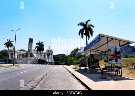 Havanna. April 2020. Das Foto vom 11. April 2020 zeigt einen leeren Busbahnhof in Havanna, Kuba. Die kubanische Regierung hat seit Samstag begonnen, den öffentlichen Verkehr als vorbeugende Maßnahme gegen COVID-19 auszusetzen. Kuba hat Maßnahmen wie die Schließung von Grenzen, die Aussetzung des Transports zwischen den Provinzen und die Schließung von Schulen ergriffen, um die Ausbreitung der Epidemie einzudämmen. Kredit: Zhu Wanjun/Xinhua/Alamy Live News Stockfoto