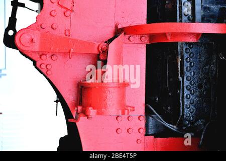 Ein Teil des alten Eisenbahnlokomatins, der auf den Schienen steht, Nahaufnahme Stockfoto