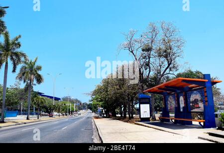 Havanna. April 2020. Das Foto vom 11. April 2020 zeigt einen leeren Busbahnhof in Havanna, Kuba. Die kubanische Regierung hat seit Samstag begonnen, den öffentlichen Verkehr als vorbeugende Maßnahme gegen COVID-19 auszusetzen. Kuba hat Maßnahmen wie die Schließung von Grenzen, die Aussetzung des Transports zwischen den Provinzen und die Schließung von Schulen ergriffen, um die Ausbreitung der Epidemie einzudämmen. Kredit: Zhu Wanjun/Xinhua/Alamy Live News Stockfoto