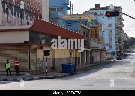 Havanna, Kuba. April 2020. Maskierte Offiziere patrouillieren auf der Straße in Havanna, Kuba, 11. April 2020. Die kubanische Regierung hat seit Samstag begonnen, den öffentlichen Verkehr als vorbeugende Maßnahme gegen COVID-19 auszusetzen. Kuba hat Maßnahmen wie die Schließung von Grenzen, die Aussetzung des Transports zwischen den Provinzen und die Schließung von Schulen ergriffen, um die Ausbreitung der Epidemie einzudämmen. Kredit: Zhu Wanjun/Xinhua/Alamy Live News Stockfoto