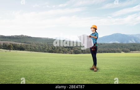 Junge Frau in Schutzhelm stehen auf der Straße Stockfoto