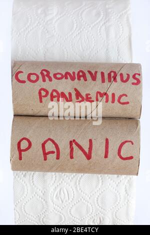 Coronavirus-Pandemie und Panik auf Toilettenpapierrohren geschrieben toilettenrollen Konzept der Panik Kauf von Toilettenrollen als Menschen Panik kaufen Essentials UK Stockfoto