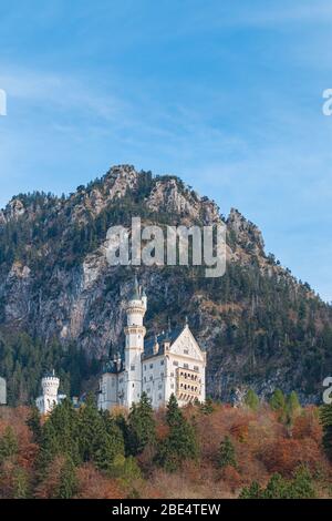 Schloss Neuschwanstein in einem schönen Herbst, Füssen, Bayern, Deutschland Stockfoto