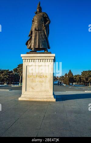 Statue des Gründers der Qing Dynastie aus Hong Taiji (Huang Taiji) im Beiling Park, wo sein Grab in Shenyang, Provinz Liaoning, China, steht. Stockfoto