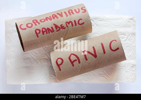 Coronavirus-Pandemie und Panik auf Toilettenpapierrohren geschrieben toilettenrollen Konzept der Panik Kauf von Toilettenrollen als Menschen Panik kaufen Essentials UK Stockfoto