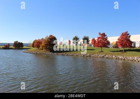 Groveport Ohio Straßen mit bunten Bäumen, Familie von Gänsen auf einem Teich, drei Bach Spaziergang Weg mit bunten Bäumen und grüner Landschaft umgeben Stockfoto