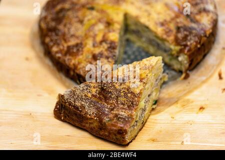 Hausgemachte Hefe-freie Kuchen auf Kefir mit einer Füllung aus Fischkonserven und Kartoffeln, Nahaufnahme. Ein herzhaftes Gericht für einen Flexitarian Stockfoto