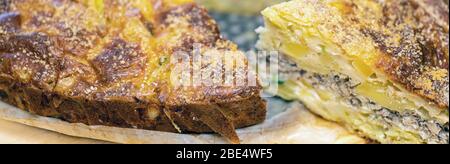 Hausgemachte Hefe-freie Kuchen auf Kefir mit einer Füllung aus Fischkonserven und Kartoffeln, Nahaufnahme. Ein herzhaftes Gericht für einen Flexitarian Stockfoto